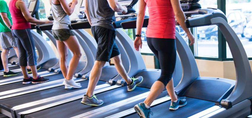Cardiovascular exercises, like running, swimming, and cycling, can burn calories effectively to eliminate saddlebag fat on thighs.